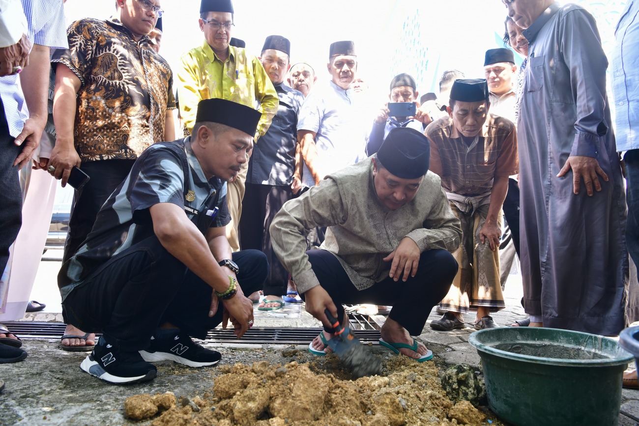 Peletakan Batu Pertama Pembangunan Menara Masjid SMPPSMADAGA Bone, Pj Gubernur Kagum Atas Inisiatif Alumni