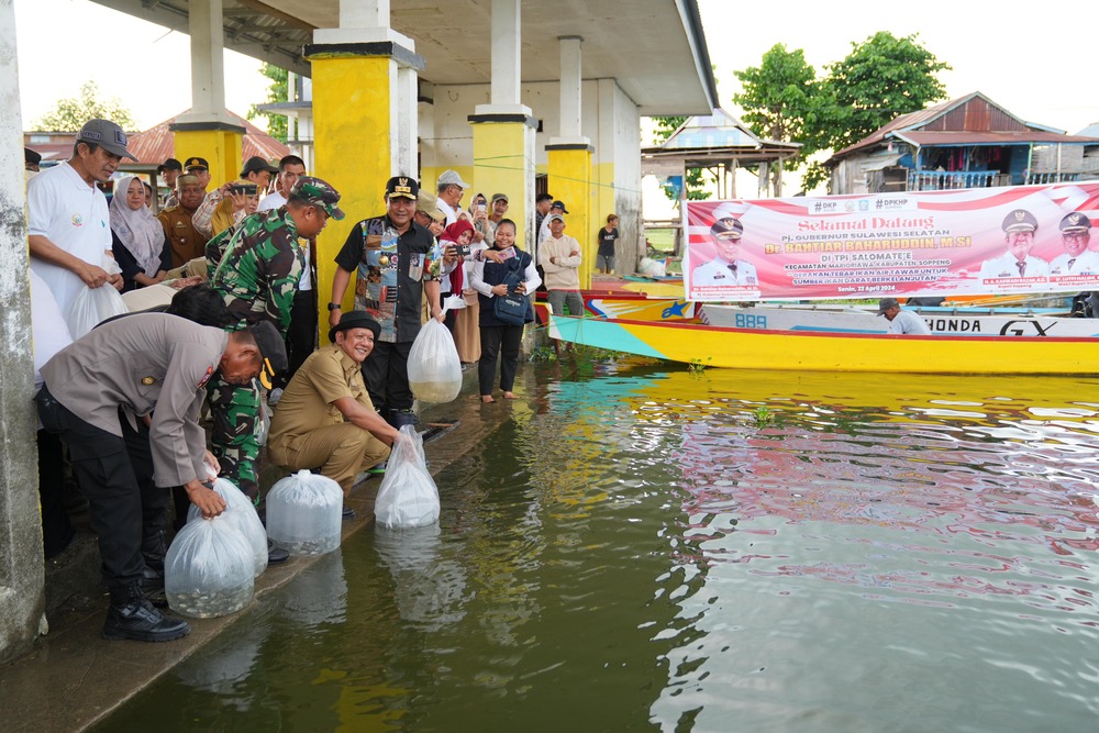 Di Wajo Tanam Pohon Serentak, Di Soppeng Pj Gubernur Bahtiar Tebar 160 Ribu Benih Ikan 