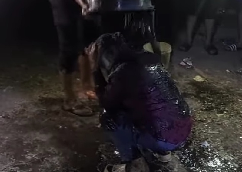 Terciduk Sedang Mesum dalam Rumah, Janda dan Brondongnya di Aceh Dimandikan Air Got