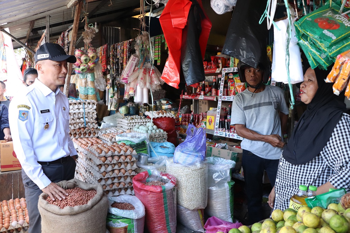 Jelang Idul Fitri, Pj Gubernur Sulbar Pantau Pasar Tradisional untuk Cek Pangan Strategis