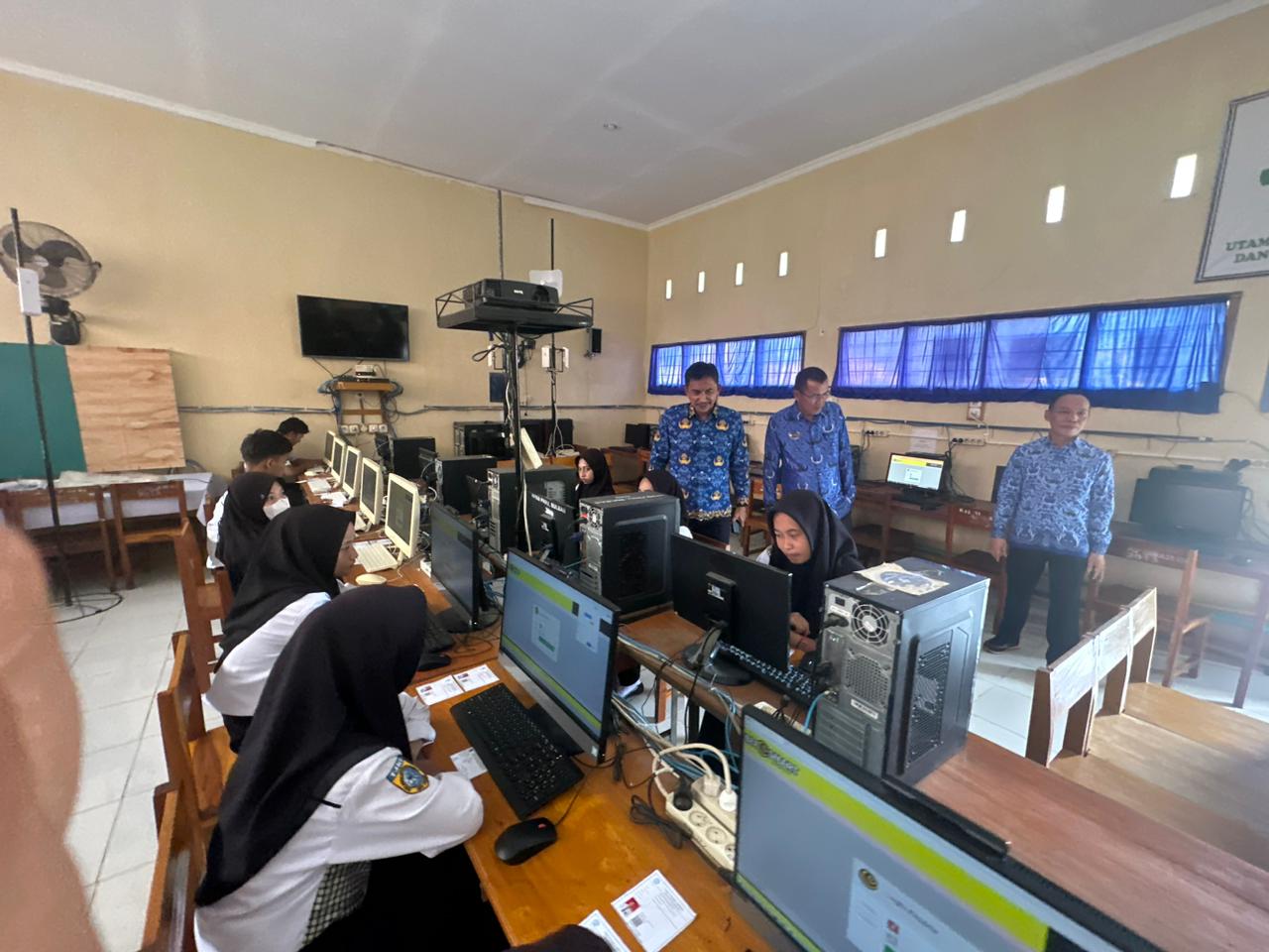 Kadis Dikbud Pantau Pelaksanaan Ujian Akhir Sekolah Sejumlah SMA-SMK di Polman