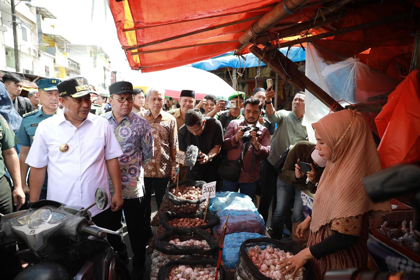 Cek Pengendalian Inflasi, Wali Kota Makassar Bersama Pj Gubernur Tinjau Pasar Terong