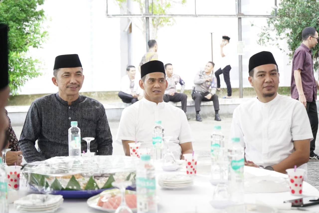 Kadis Dikbud Sulbar Hadiri Buka Puasa Bersama Jurnalis di Masjid Baitul Anwar