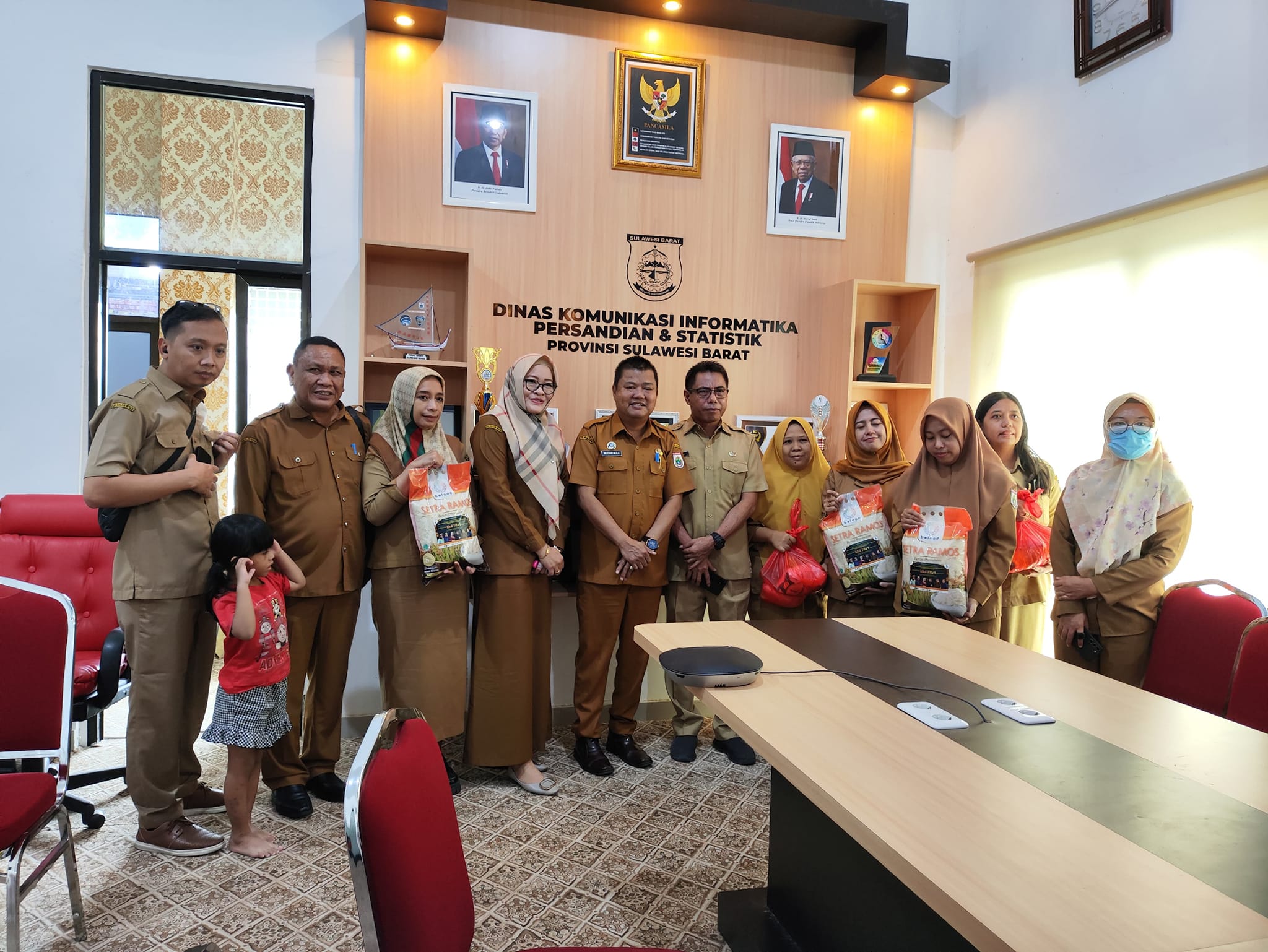 ASN dan Non ASN Diskominfopers Sulbar Terima Parsel Lebaran, Mustari Mula: Tujuannya Untuk Membangun Kebersamaan