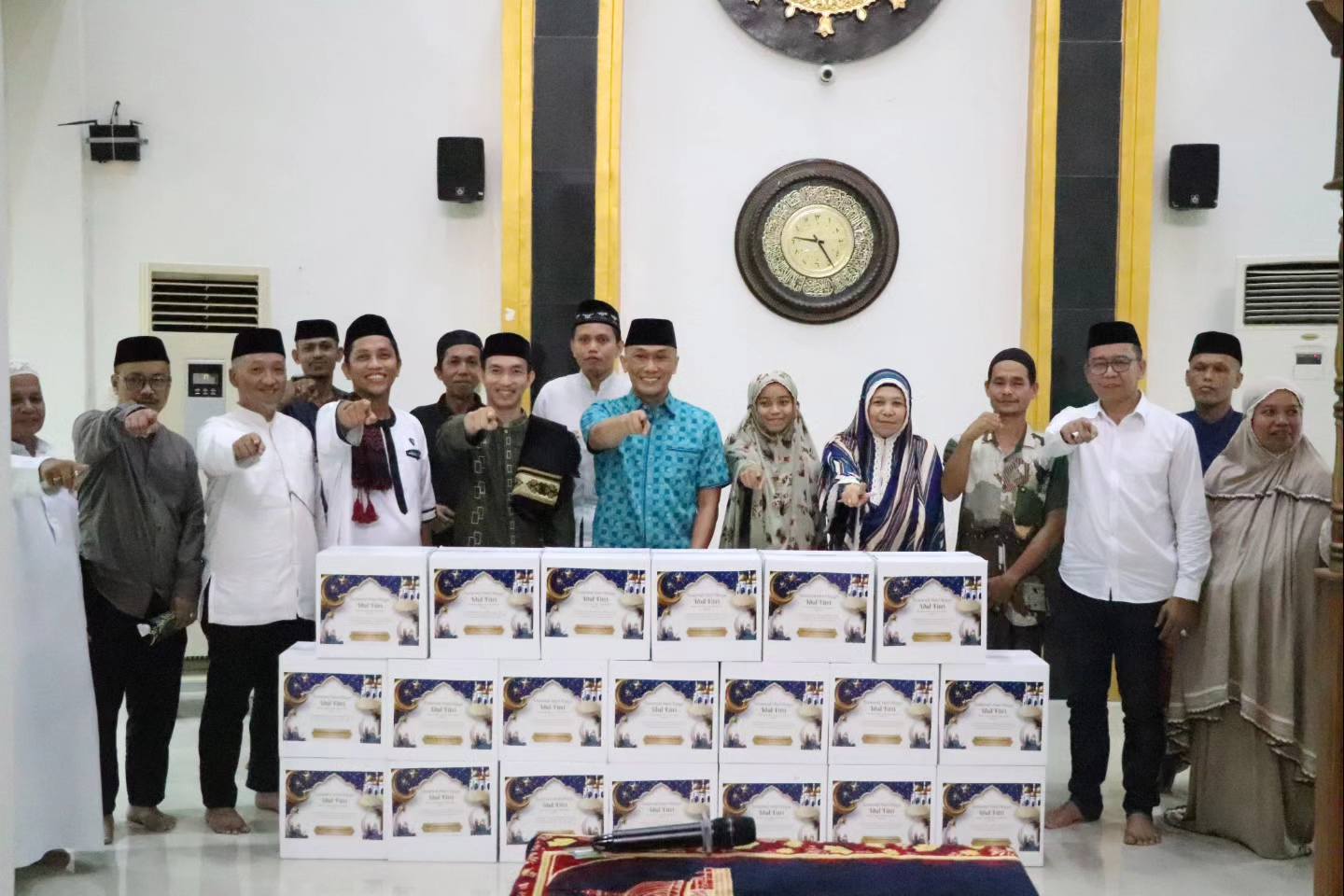 Jemaah Masjid Baitul Anwar dapat Paket Lebaran dari Pj Gubernur Sulbar