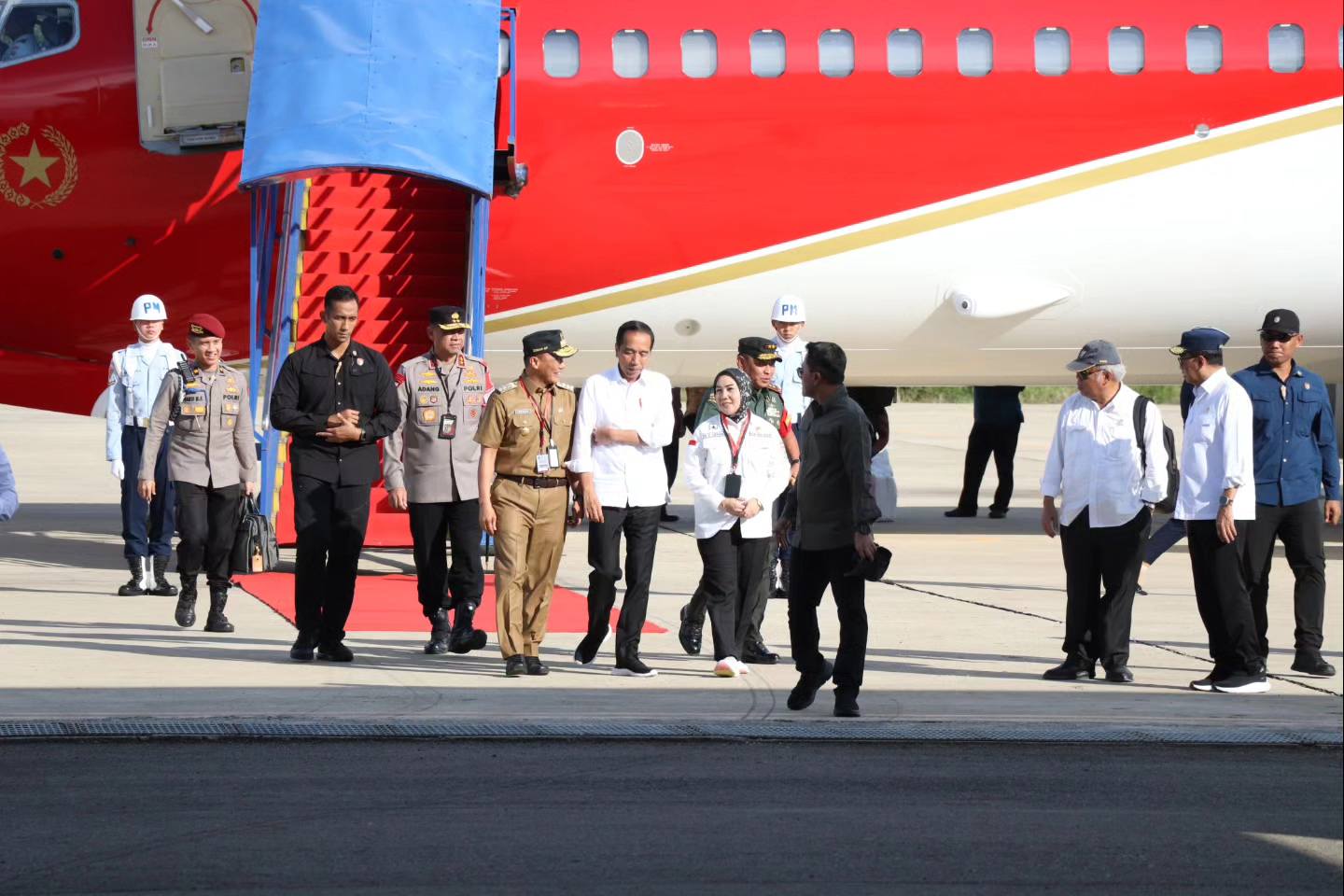 Presiden Jokowi Tiba di Mamuju, Disambut Pj Gubernur Bersama Forkopimda Sulbar 