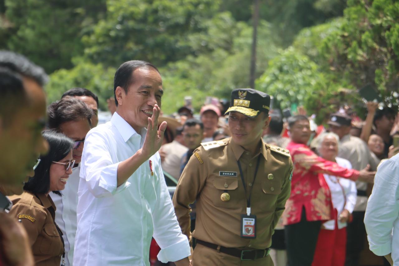 Tinjau Pasar Tumpah Mamasa, Presiden Jokowi Cek Harga dan Infrastruktur Pasar