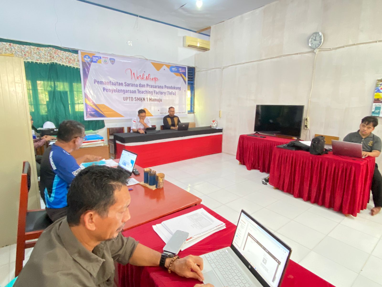 Kumpulkan Kepala SMK se-Mamuju, Kadis Dikbud Sulbar Beri Bimbingan Khusus Penggunakan Tandatangan Elektronik