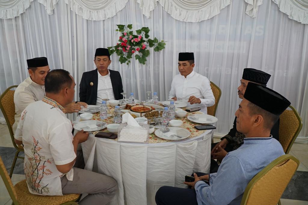 Akbar Ali Salat Idul Fitri Bersama Masyarakat di Masjid Raya, Halal Bihalal Tanpa Sekat di Rujab Wali Kota Parepare 