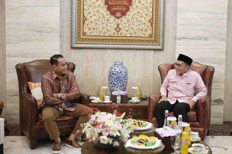 Momen Lebaran, Kapolda Sulsel Bersilaturrahmi di Kediaman Wali Kota Makassar