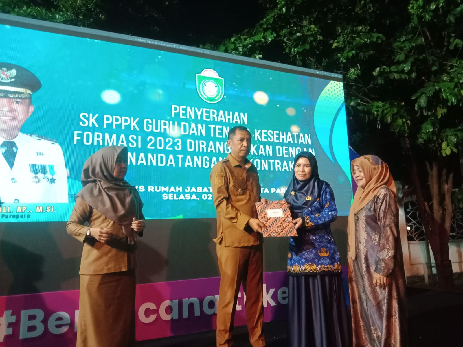 Pj Wali Kota Parepare Serahkan SK 213 PPPK, Pesankan Bermental Pelayan Publik