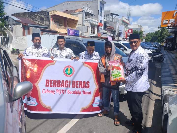 PGRI Parepare Bergerak Berbagi Kepedulian di Bulan Ramadan, Bagi Beras, Anjangsana Hingga Beri THR Guru Honorer