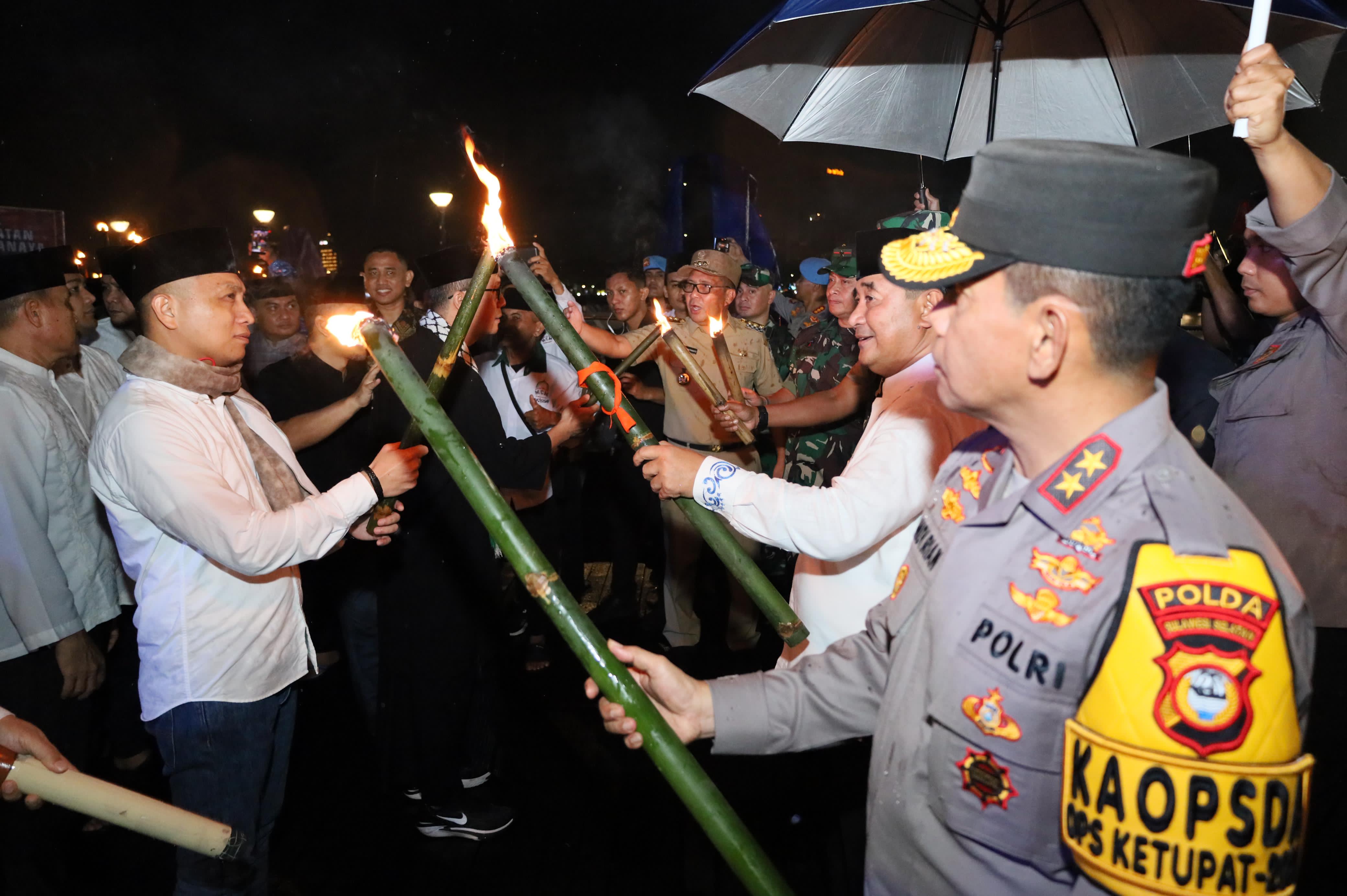 Pj Gubernur Sulsel Apresiasi Wali Kota Makassar Gelar Festival Takbir dan Obor Tepian Air Sambut Idul Fitri