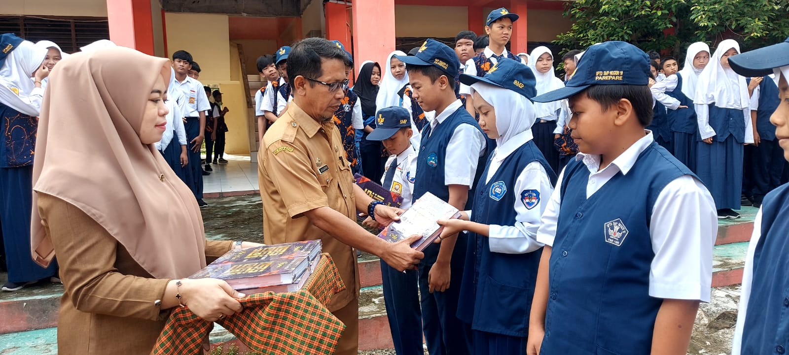 Hari Pertama Masuk Sekolah, SMPN 10 Parepare Gelar Halal Bihalal Hingga Penyerahan Wakaf Al-Qur
