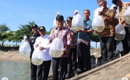 Bersama Pj Gubernur, Wali Kota Makassar Melepas 10 Ribu Bibit Ikan