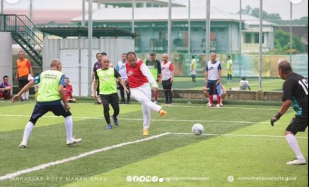 Hadiri Halal Bihalal Alumnni SMA 1 Makassar, Danny Pomanto Ikut Bermain Mini Soccer