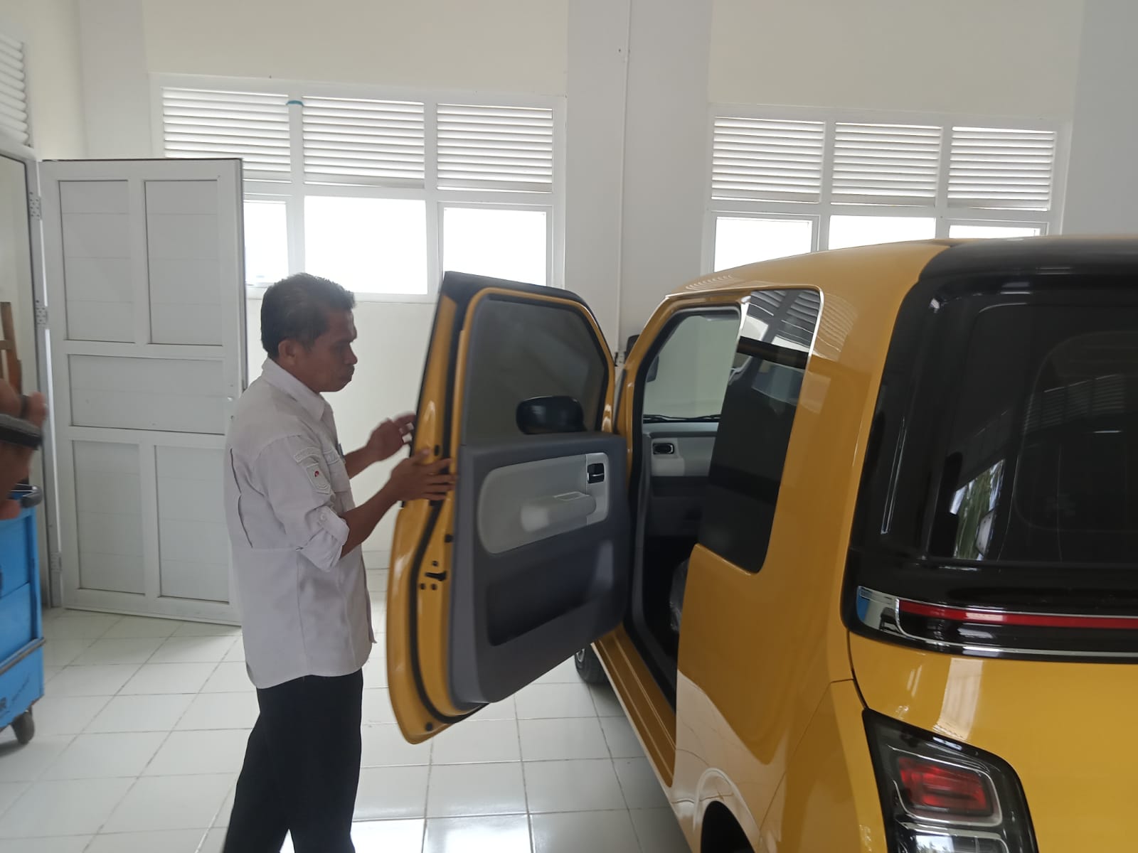 Mobil Listrik dari Presiden Jokowi Tiba di SMKN 1 Rangas Mamuju, Kepsek: Kompetensi Siswa akan Meningkat