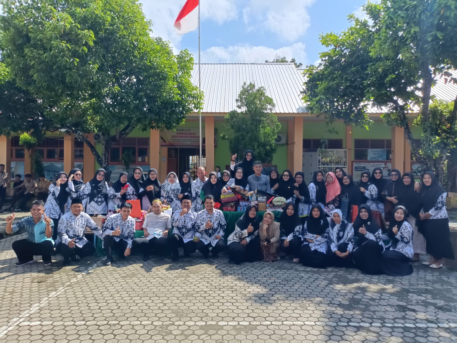 Haru dan Berkesan, Dua Guru SMPN 1 Parepare Syarifuddin Dullah dan Erawati Wellang Resmi Purna Bakti