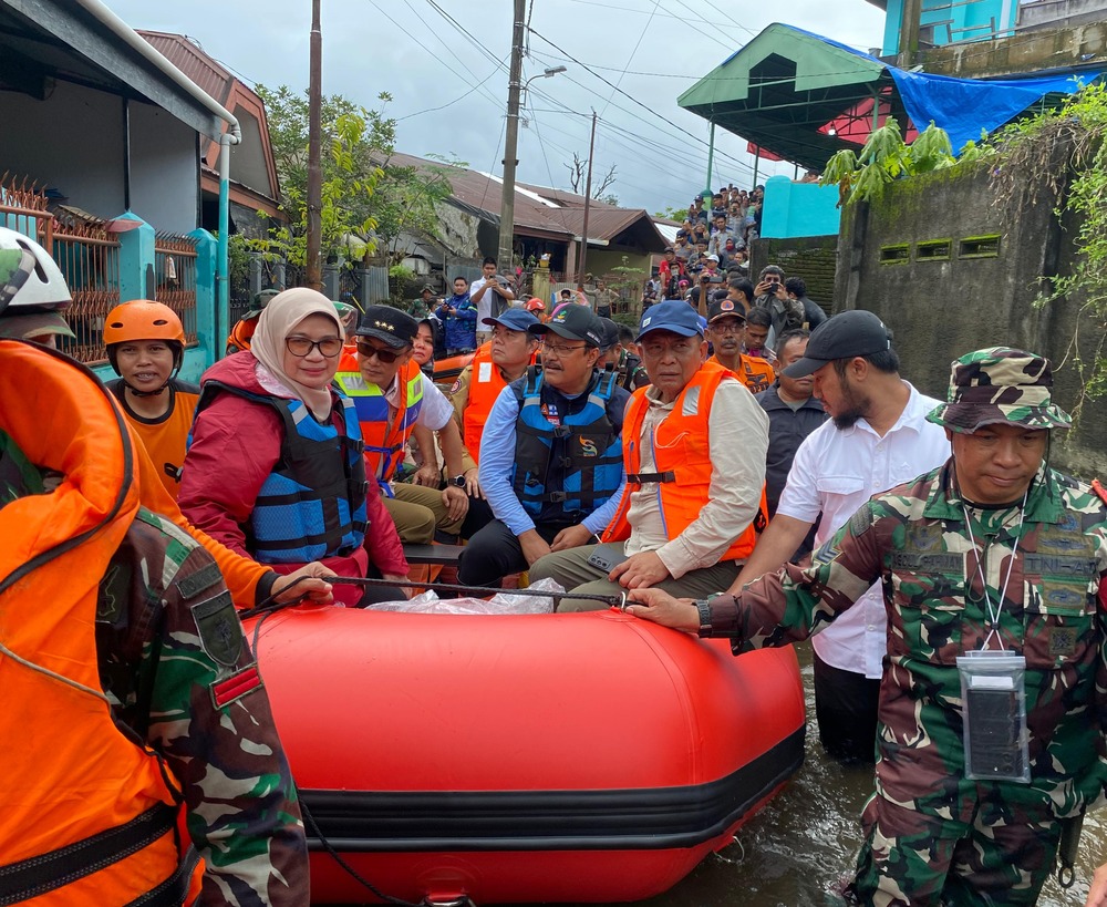 Pj Gubernur Bersama Forkopimda Sulsel Dampingi Mensos RI Pantau Banjir di Makassar