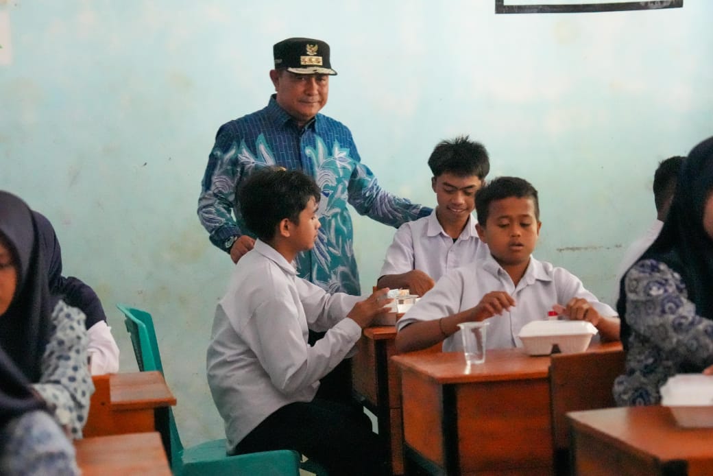 Uji Coba Makan Siang Bergizi Gratis di SMPN 1 Simboro, Pj Gubernur Sekaligus Salurkan Bantuan Alat Sekolah