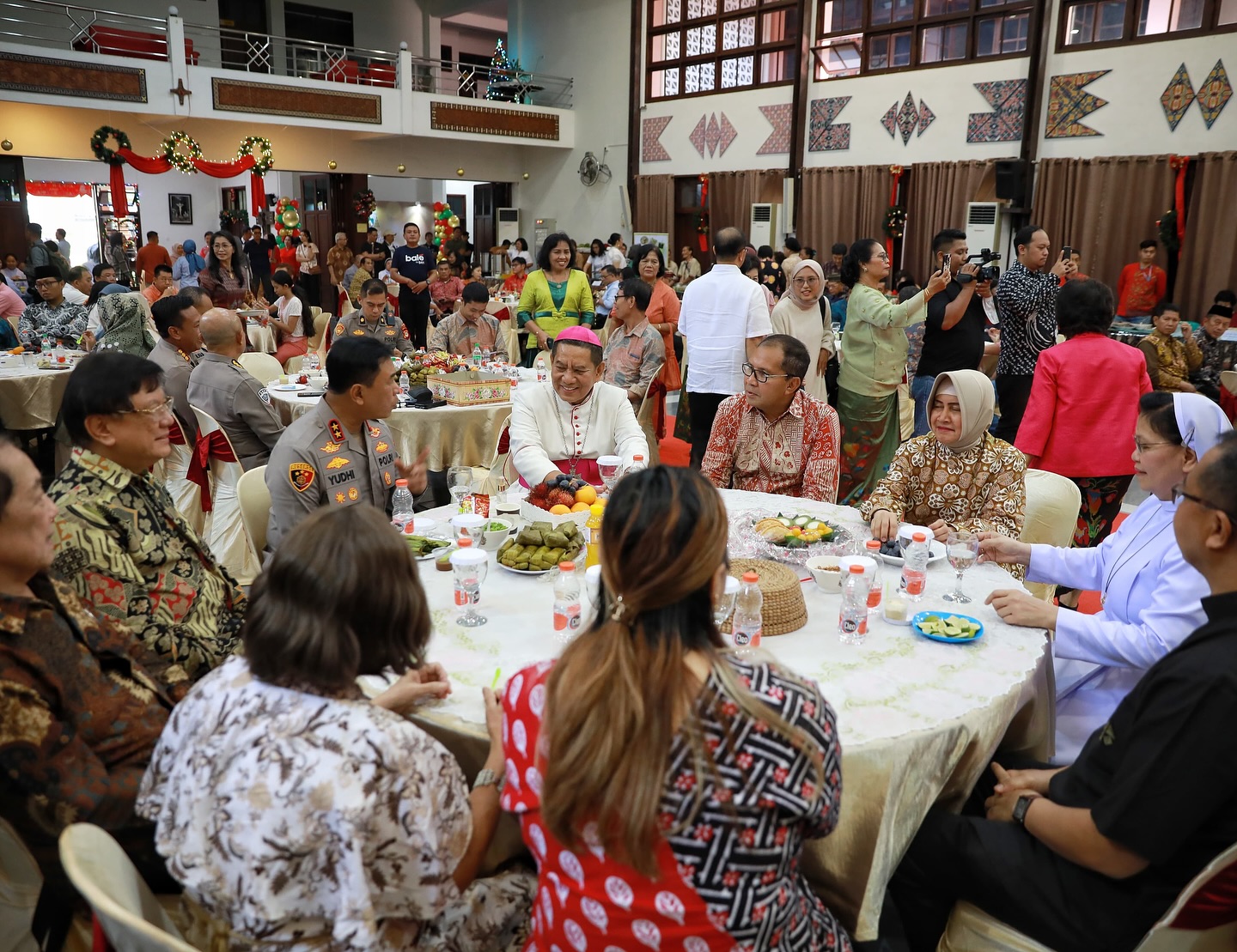 Danny-Indira Hadiri Open House Perayaan Natal di Aula Keuskupan Agung Makassar