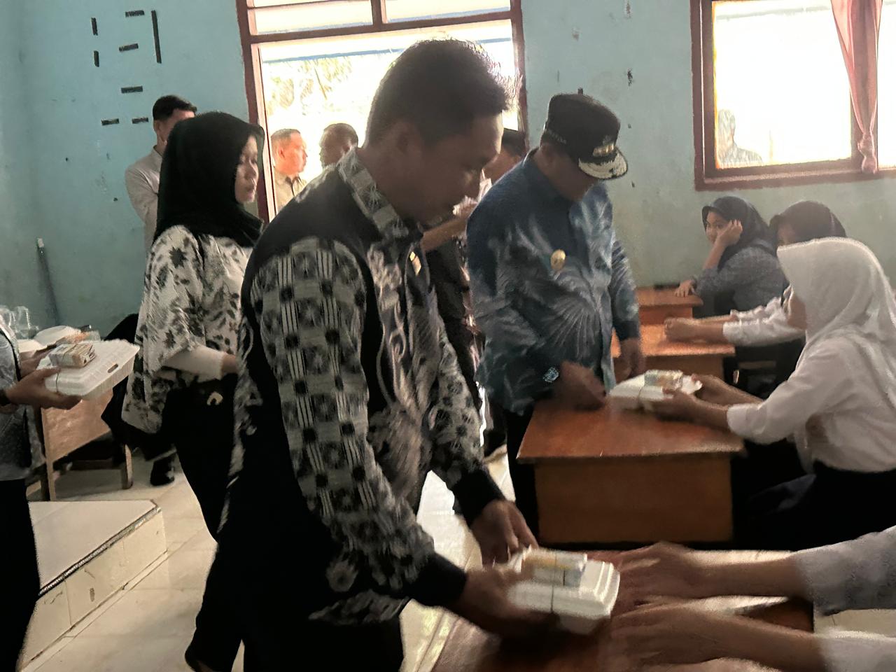 Disdikbud Sulbar Kembali Gelar Uji Coba Makan Bergizi Gratis, Sekaligus Salurkan Bantuan di SMPN 1 Simboro Mamuju