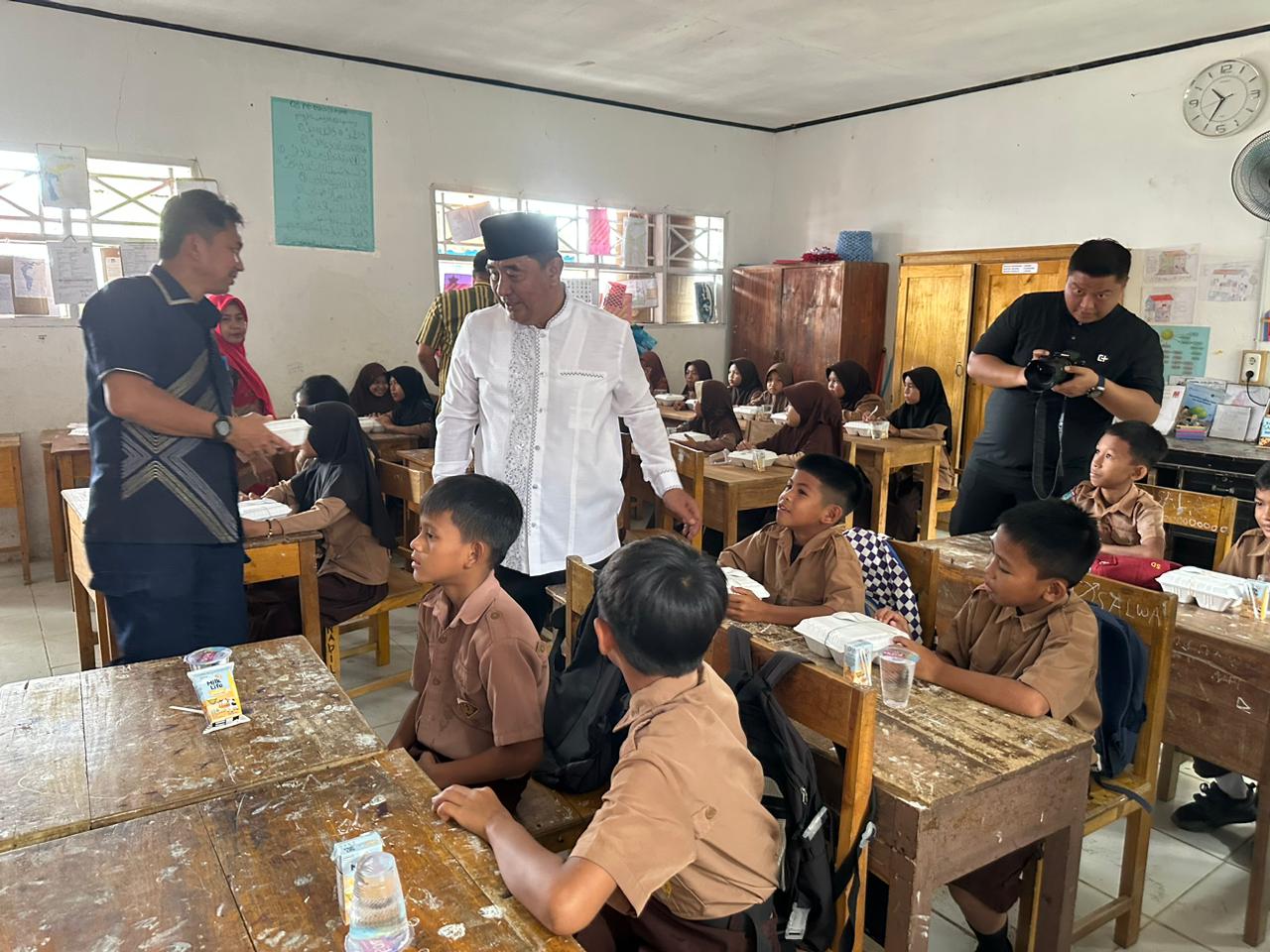 Pj Gubernur Hadiri Uji Coba Makan Bergizi Gratis di SD Inpres Puncak Mamuju, Sekaligus Bagikan Alat Sekolah