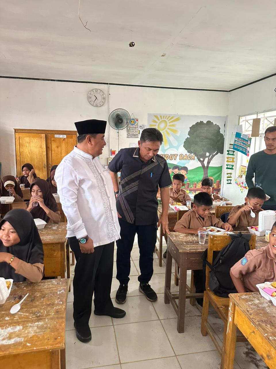 Kadis Dikbud Sulbar Dampingi Pj Gubernur Hadiri Uji Coba Makan Bergizi Gratis di SD Inpres Puncak Mamuju