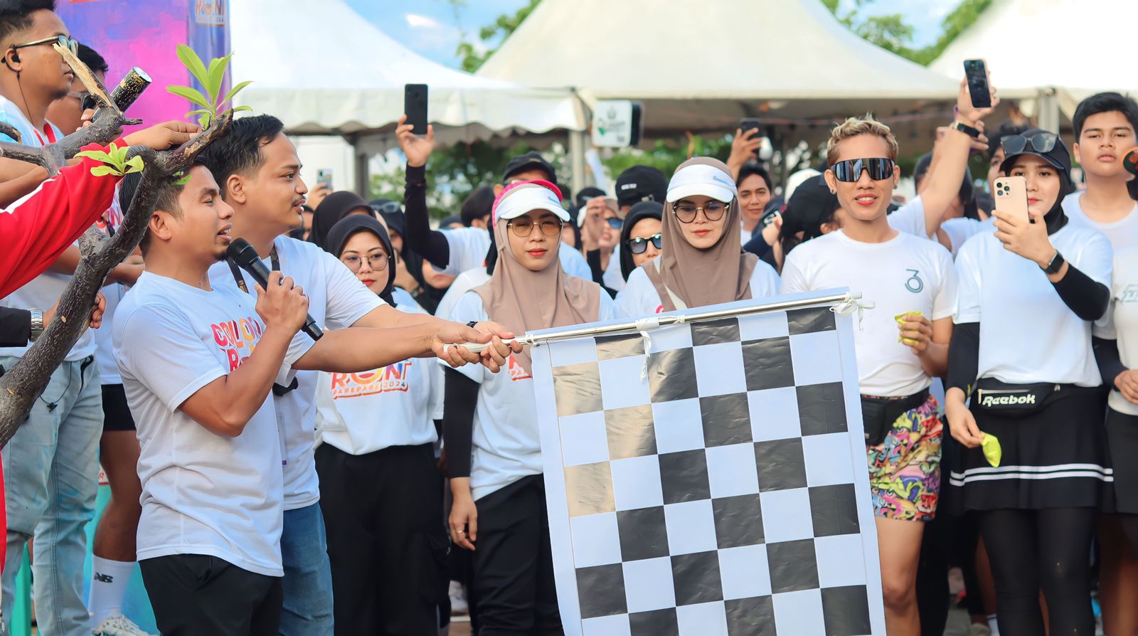 Tasming Hamid Disambut Antusias Lepas Ratusan Peserta Jalan Sehat Color Run 