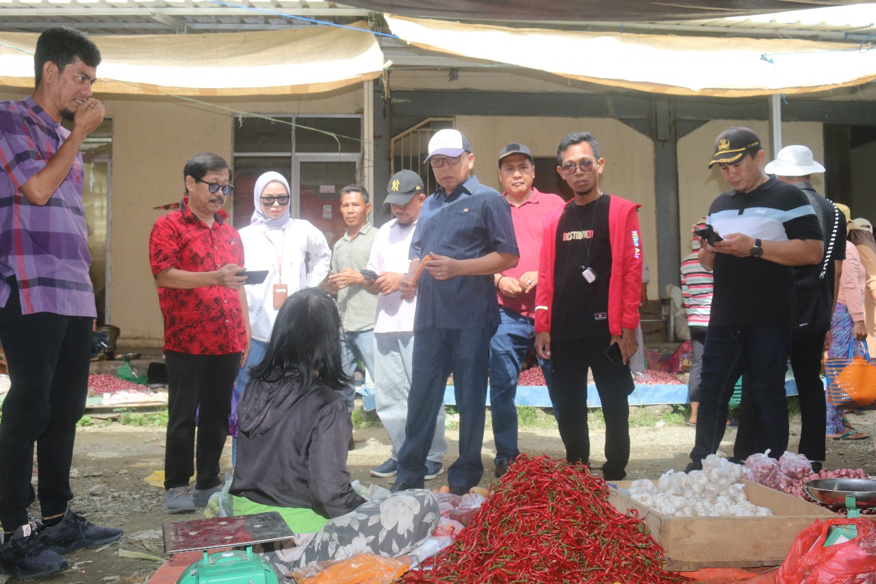 Anggota DPR Agus Ambo Djiwa Sidak Pasar Marta Jaya Pasangkayu, Untuk Pastikan Harga Sembako Stabil Jelang Nataru,
