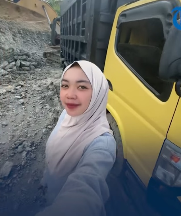 Sosok Niken Dwi, Pilih Jadi Sopir Truk Pengangkut Pasir Meski Berparas Cantik