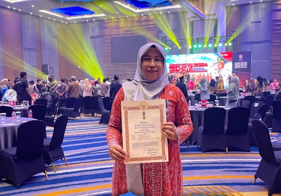 Plt Kadis Kominfo Makassar Terima Penghargaan Satyalancana Karya Satya 10 Tahun dari Presiden