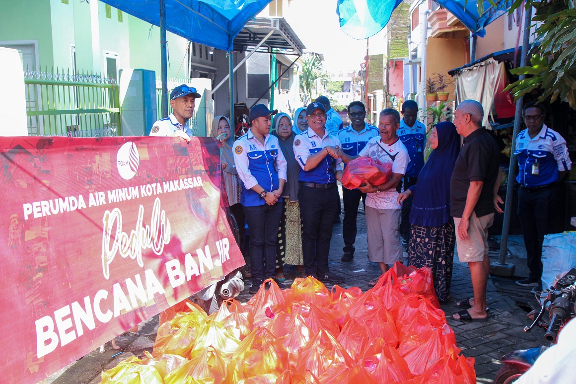 Berikan Bantuan Kepada Warga Terdampak Banjir, Dirut PDAM Makassar: Wujud Empati yang Semoga Bisa Bermanfaat