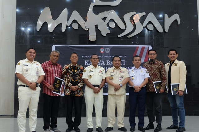 Wali Kota Makassar Terima Tanda Kehormatan Karya Bakti Putera Indonesia dari PPI