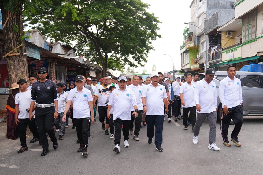 Jalan Santai Bersama Warga, Pj Gubernur Sekaligus Cek Harga Kebutuhan Pokok di Pasar Bantaeng