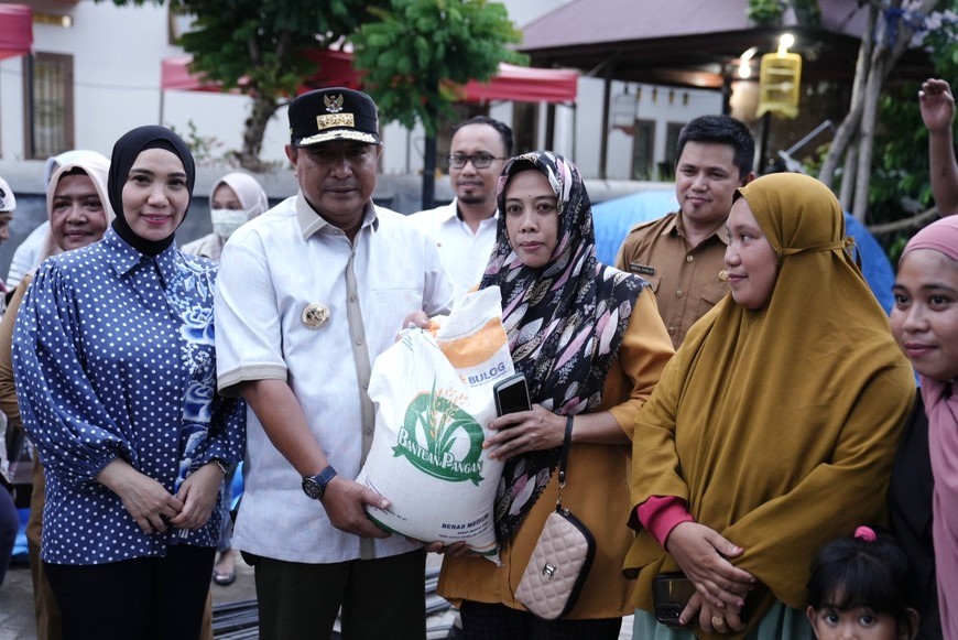 Pj Gubernur dan Pj Ketua PKK Sulsel Salurkan Bantuan Pangan Jokowi kepada Warga Bone