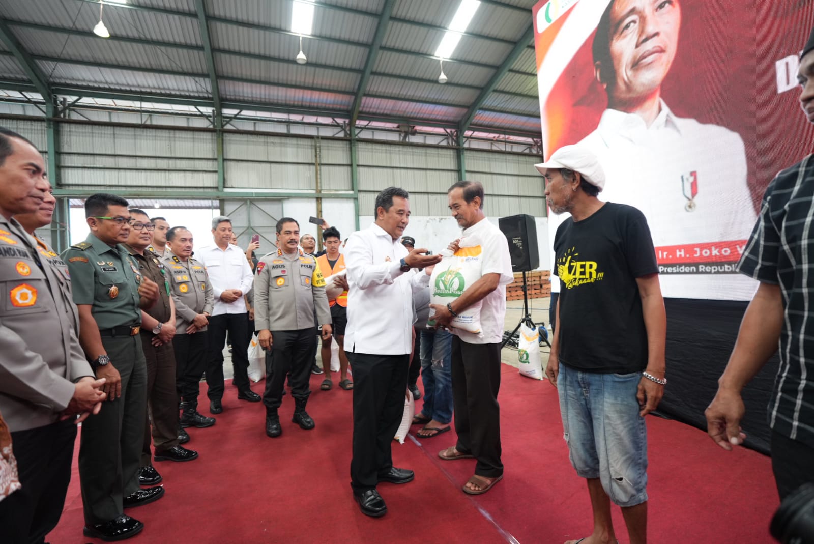 Pj Gubernur Sulsel Dampingi Wakapolri Launching Percepatan Penyaluran Bantuan Pangan Serentak di 24 Kabupaten/Kota 