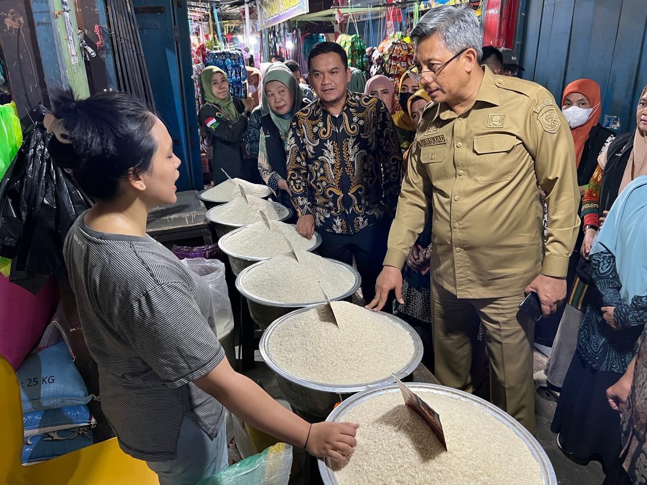 Ingin Pastikan Kebutuhan Pokok Tersedia, Pj Sekprov Sulsel Cek Harga dan Stok di Pasar Maricaya