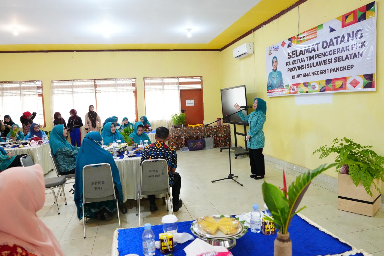 PKK Goes to School di Maros dan Pangkep, Sofha Marwah Bahtiar Bagikan Bantuan untuk Siswa 