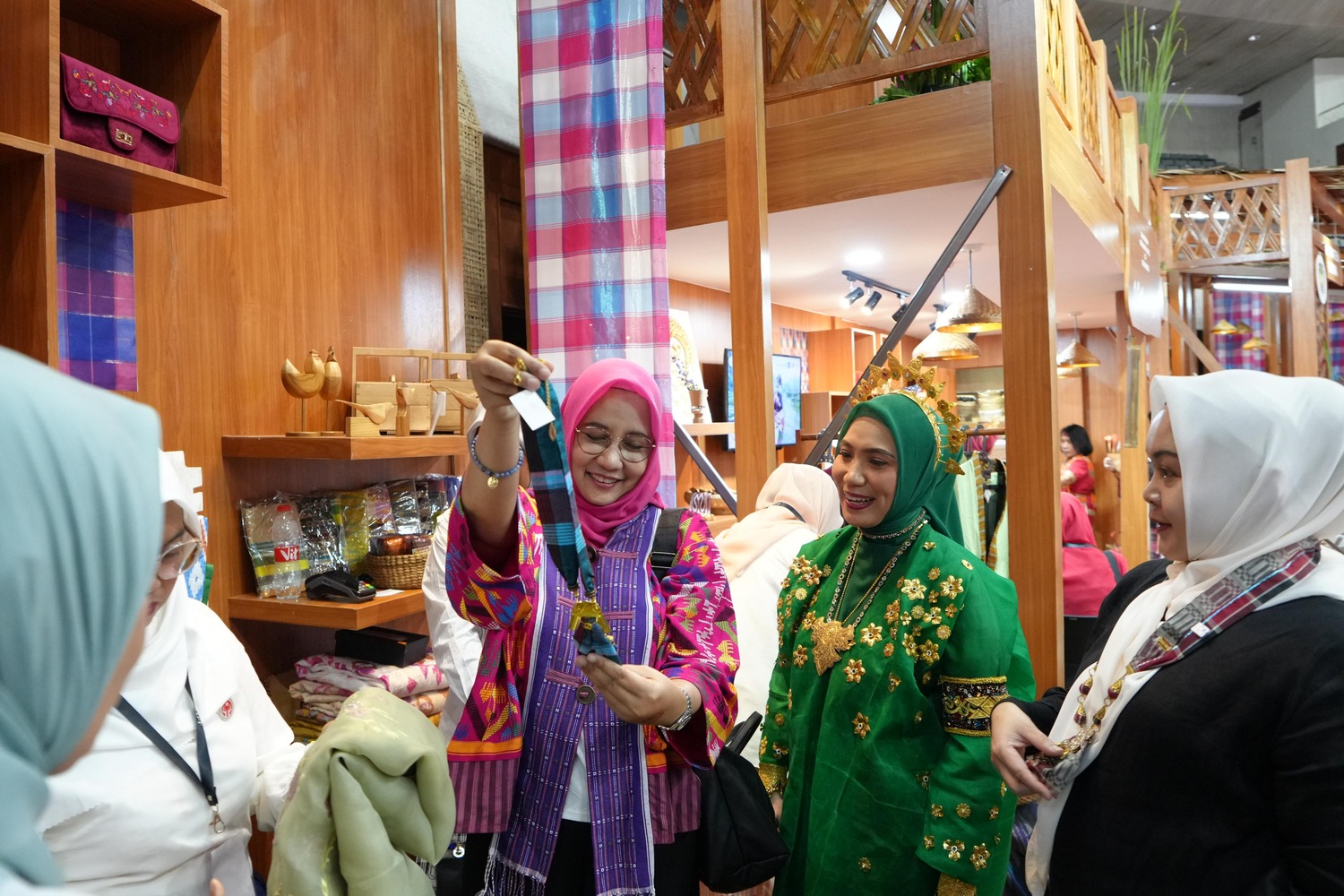 Kembali Berpartisipasi di Inacraft, Dekranasda Sulsel Pamerkan Kerajinan Karya Penyandang Disabilitas