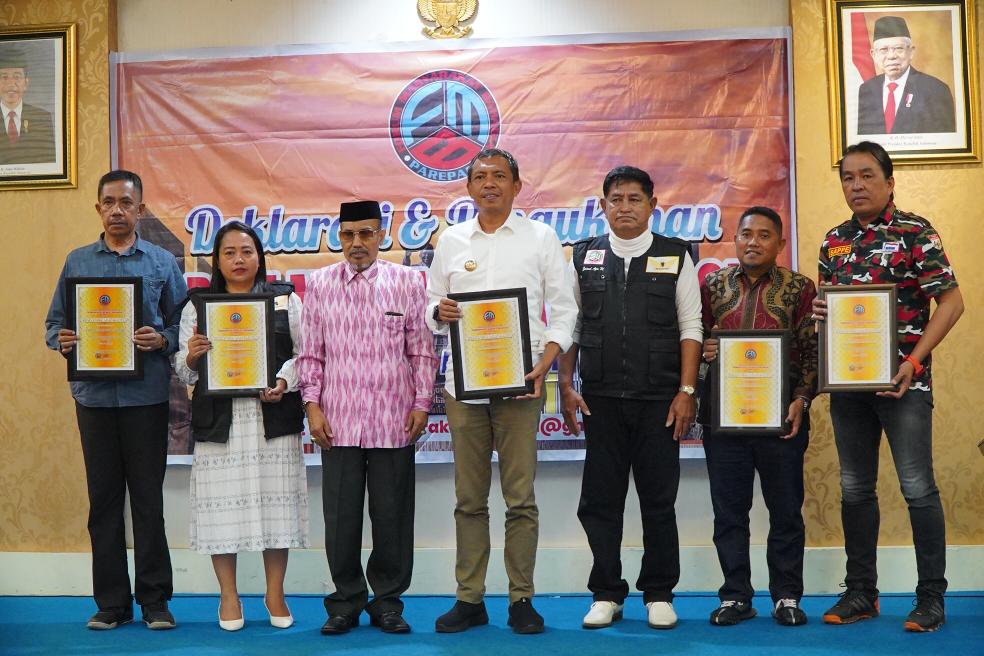 Tepat 4 Bulan Pimpin Parepare, Pj Wali Kota Akbar Ali Terima Penghargaan dari FMB