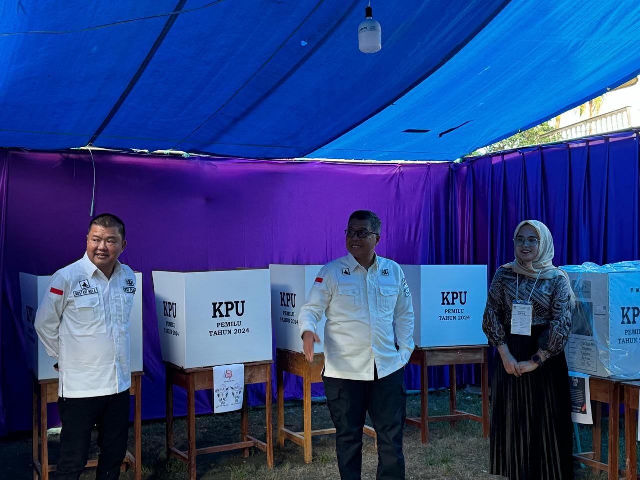 Sekprov Sulbar Didampingi Kadis Kominfopers Meninjau Proses Pemilihan Sejumlah TPS di Polman