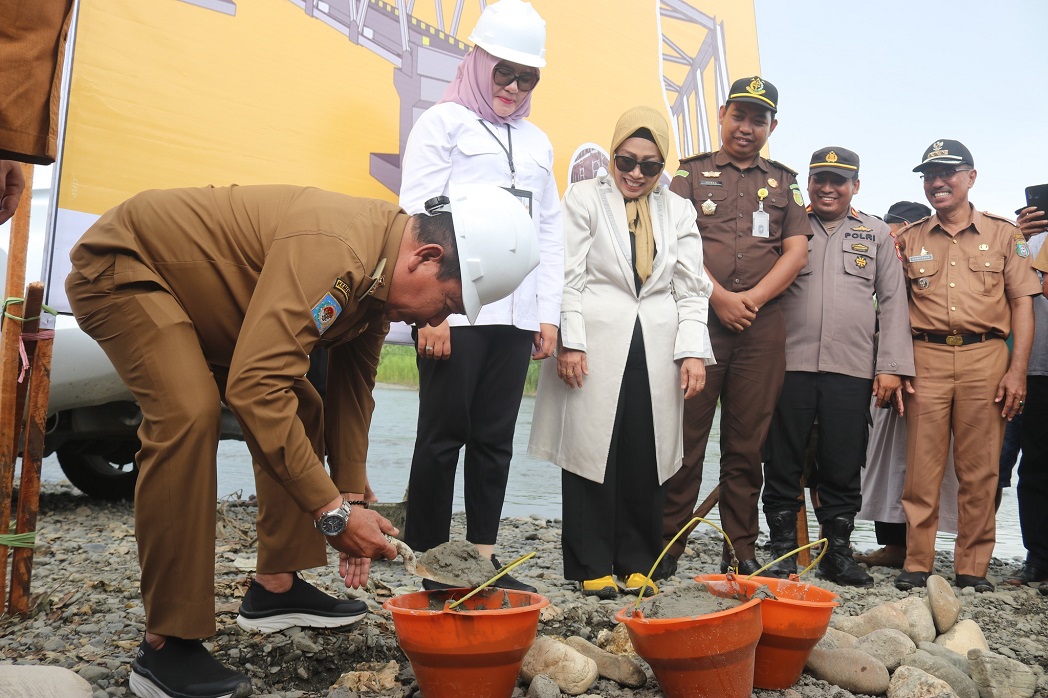 Peletakan Batu Pertama Pembangunan Jembatan di Desa Benggaulu Dihadiri Langsung Kementerian PUPR
