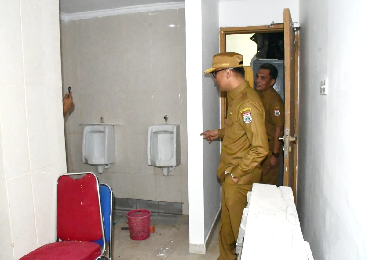 Sidak Fasilitas Toilet di Sejumlah OPD, Pj Gubernur Sulbar Ingatkan OPD Gerak Cepat