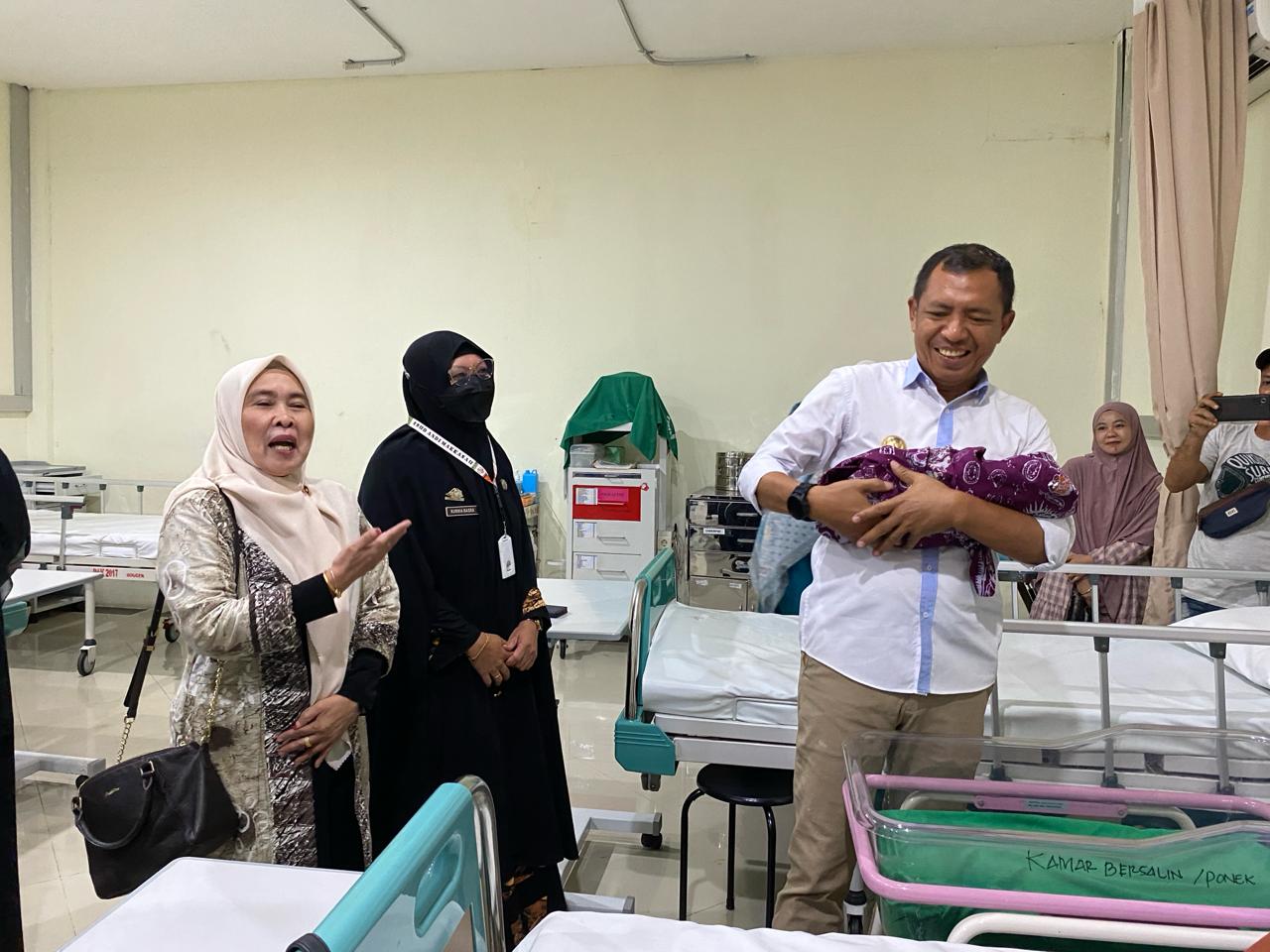 Dua Bayi Lahir Tepat 17 Februari HUT Parepare Dapat Kado Spesial dari Pj Wali Kota Akbar Ali