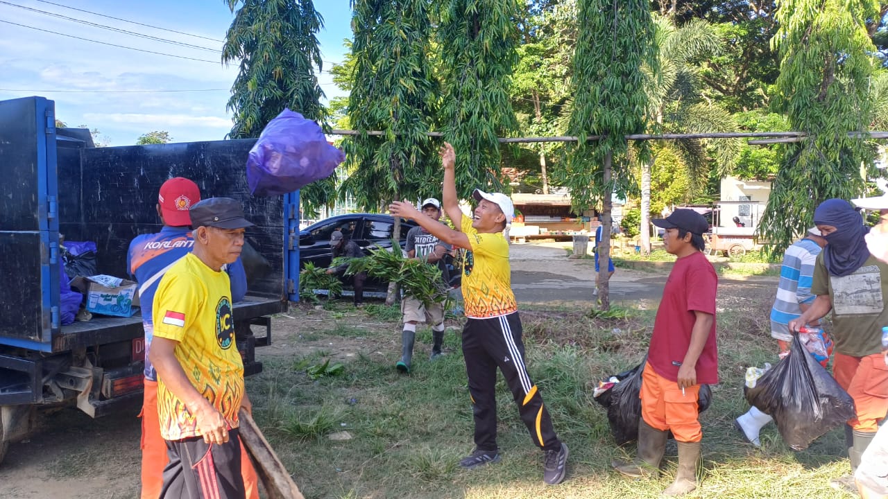 Gandeng DLHK Mamuju, Komunitas Manakarra Jogging Club Bersihkan Stadion
