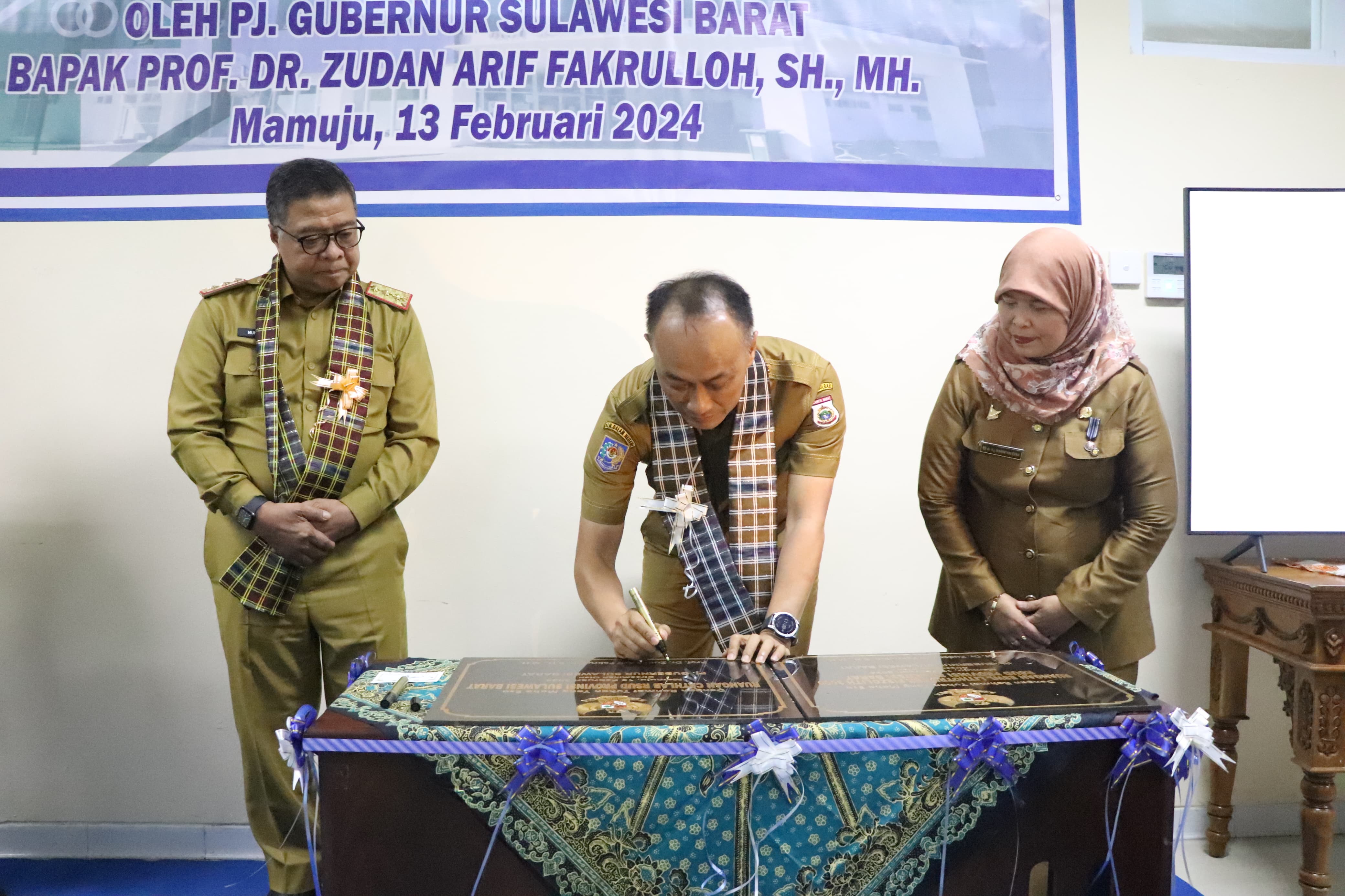Pj Gubernur Sulbar Resmikan Layanan Katerisasi Jantung  dan Batu Ginjal di RSUD Sulbar 