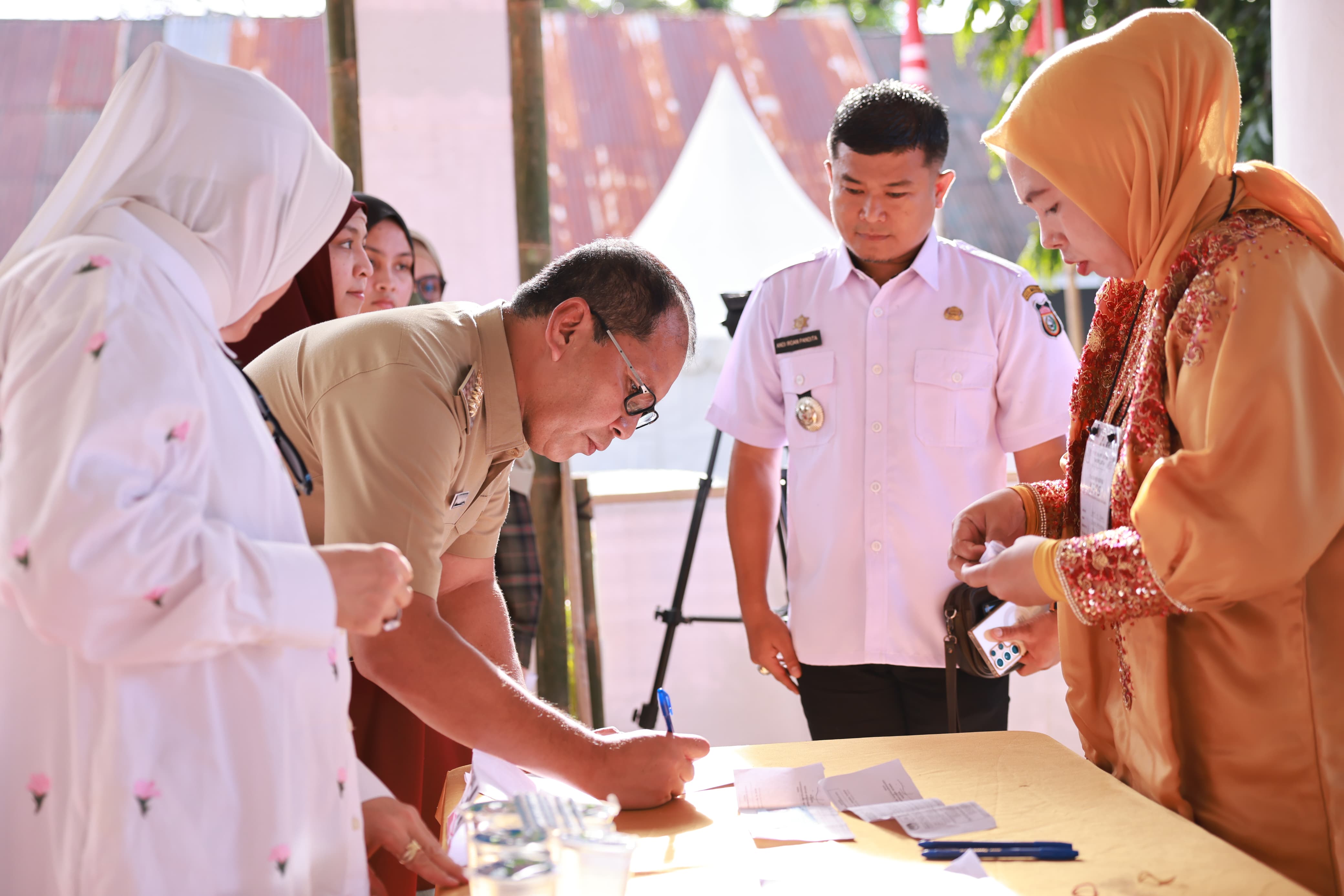 Danny Gendong Cucu Menuju TPS, Pengamanan Pemilu di Makassar Aman-Lancar