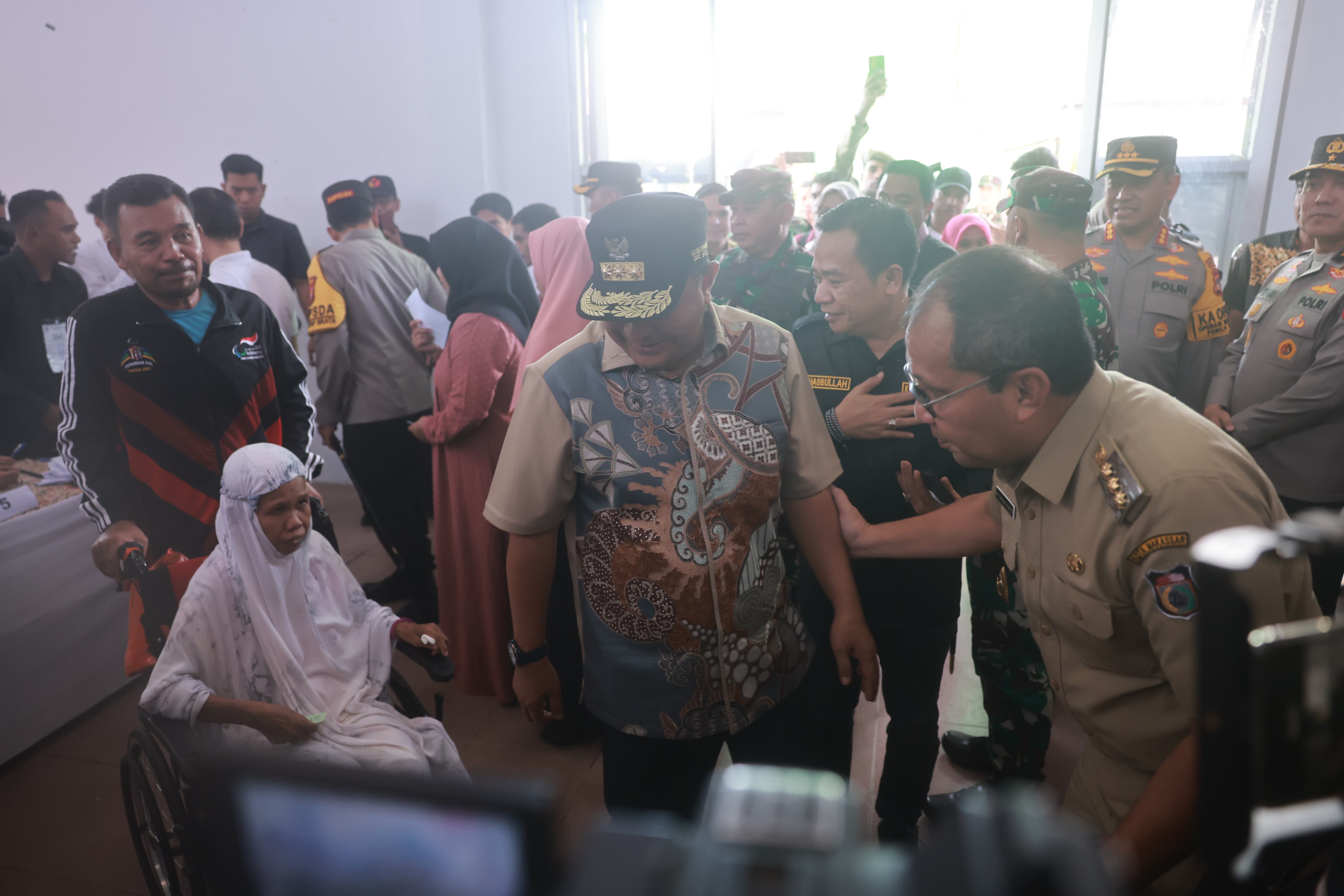 Danny-Pj Gubernur Pantau Dua TPS dan Monitoring Pemilu se-Makassar melalui CCTV