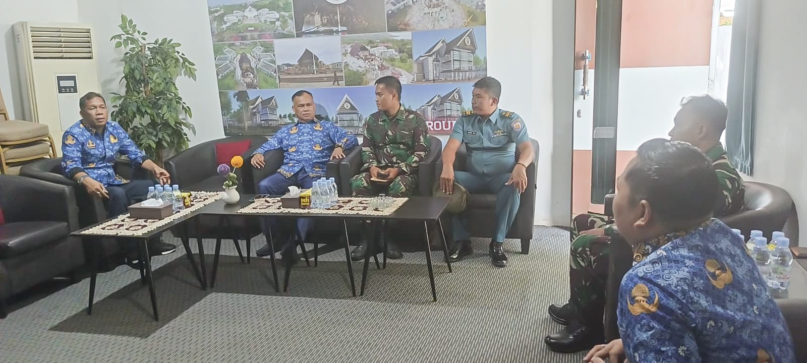 Staf Ahli Gubernur Bersama Karo Umum Terima Audiensi Perwira Lanal Mamuju